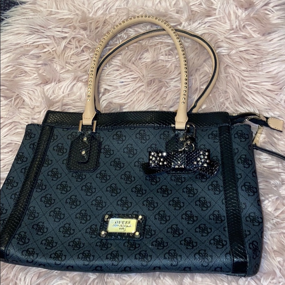 Beautiful Black guess bag w/ bow